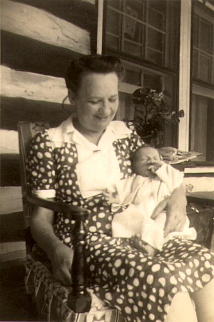 03 MOM HOLDING NED, 1945