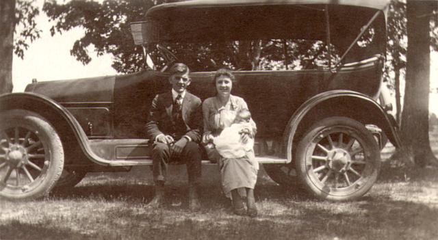 09 MOM, DAD, KEITH JR ON CAR STOOP, ~1919