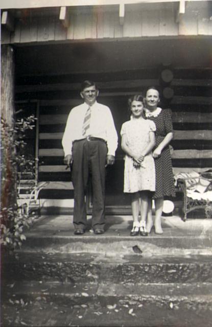 40J MARGIE, MOM & DAD, APPAMATOX LOG CABIN (MID 1940S)