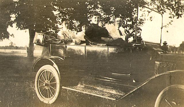 52 MA PAGE & BOB LITTLE PAGE IN CAR