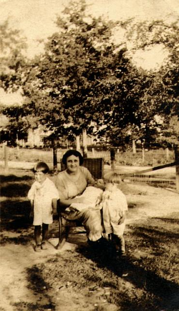 71 KEITH JR, MOM HOLDING JACK, & ARNOLD