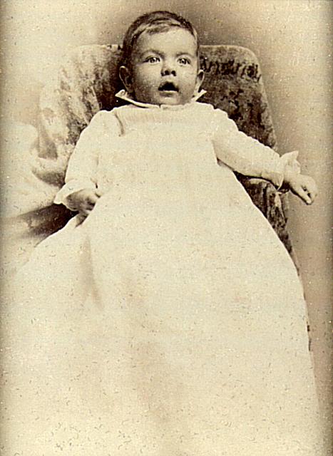 HF05 BABY IN LONG DRESS, DAD